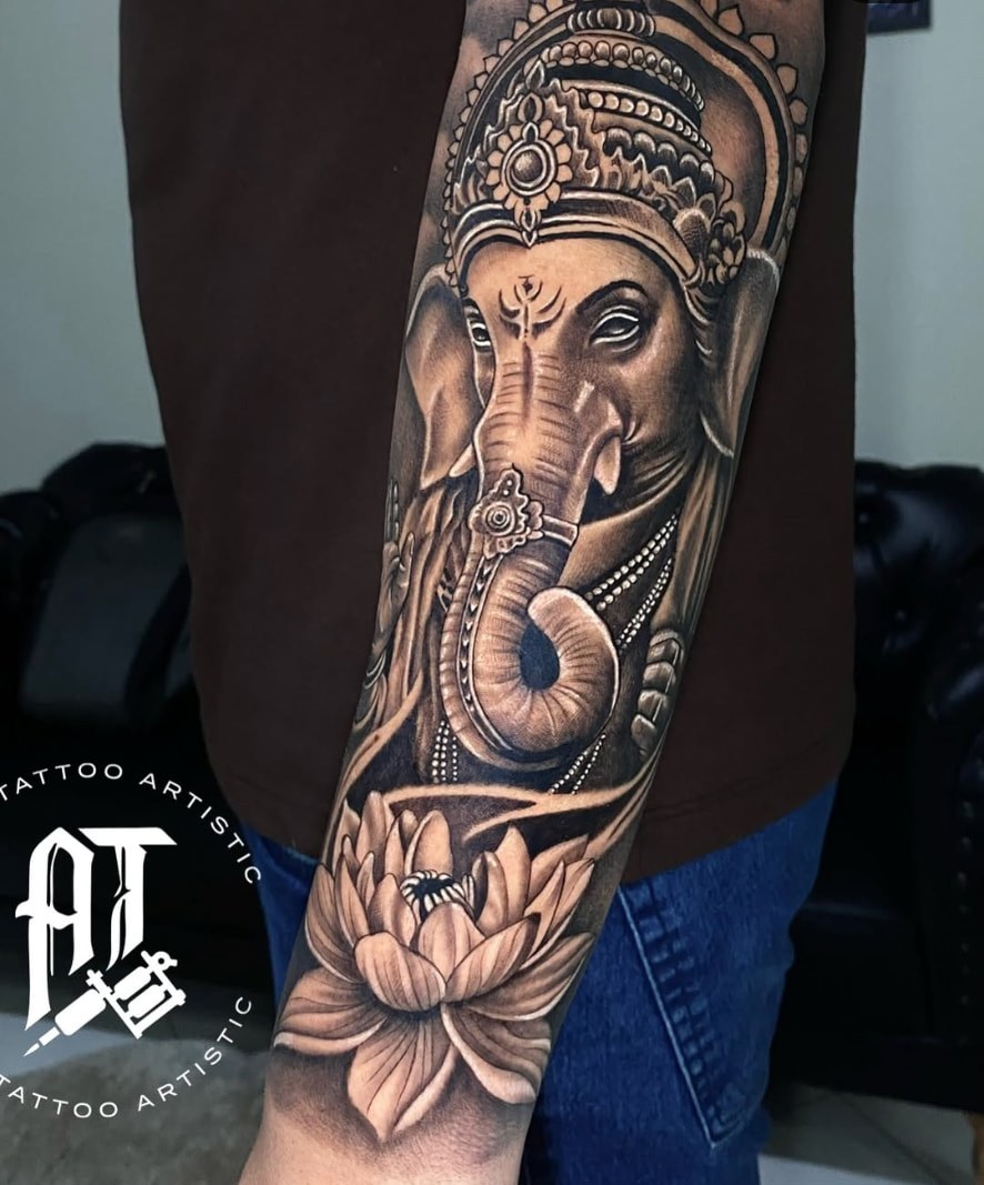 Tatuagem realista de Ganesha no antebraço