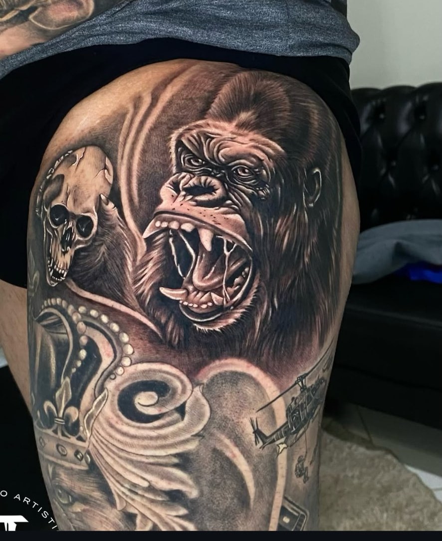 Tatuagem realista de gorila