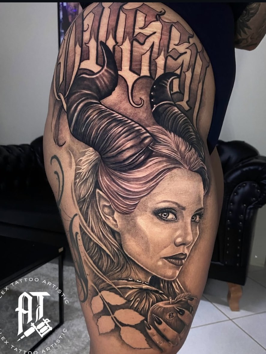 Tatuagem realista da Malévola na coxa