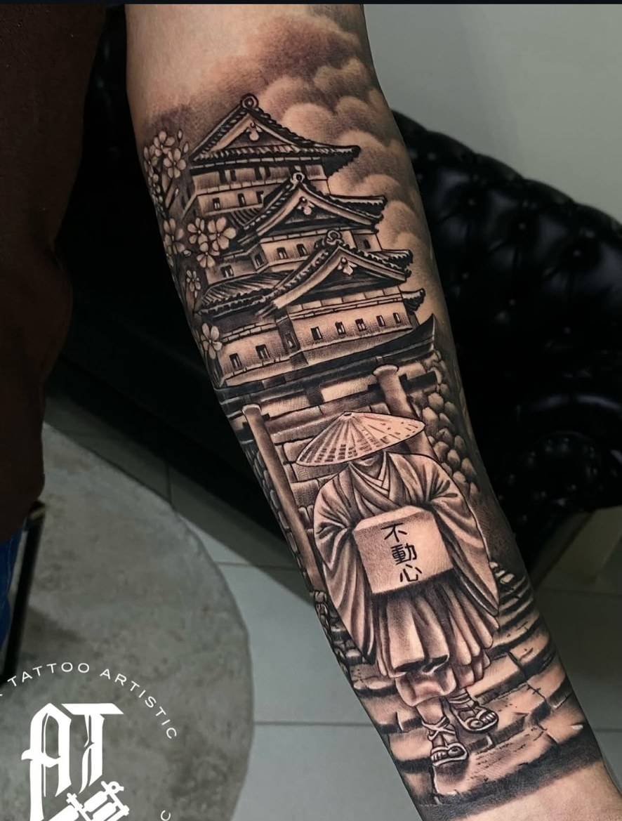 Tatuagem realista de monge e templo japonês